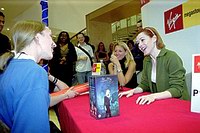 Alyson Hannigan signs autographs